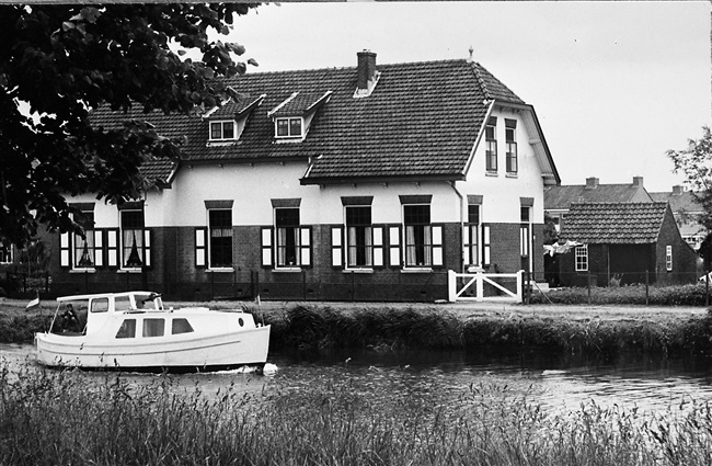 Brugwachterswoning aan het Rijn-Schiekanaal in Leiden