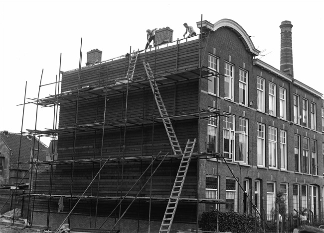 Woningen naast de in aanbouw zijnde eerste St. Sebastiaansbrug.