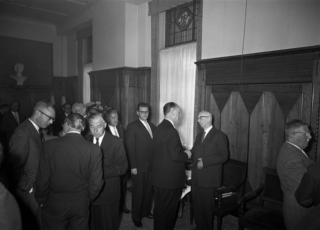Ambtsjubileum van de heer Ormel, medewerker van de provincie Zuid-Holland, in het gebouw aan het Korte Voorhout 1.