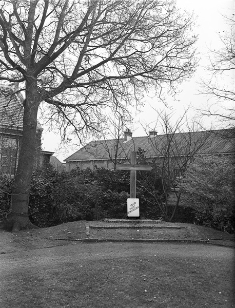 Oorlogsmonument met de tekst: 'Voor onze gesneuvelden'.