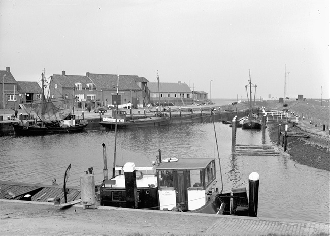 De haven van Ouddorp aan de Ouddorpse Haven, 1964