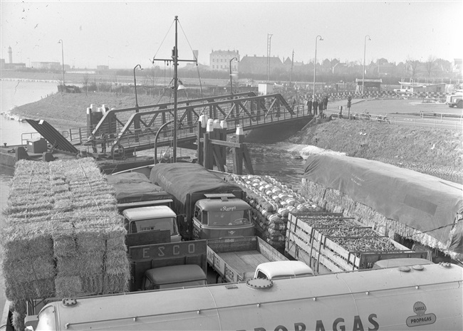 Veerboot Haringvliet bij Tramhaven in Hellevoetsluis, 1963