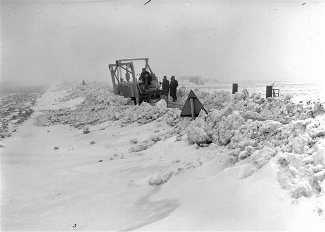 Sneeuwvrij maken van de Klapwijkseweg in Berkel, 1963