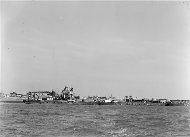 Dijkherstel bij de Hoek van Sint Jacob, op Goeree-Overflakkee, na de watersnoodramp van 1 februari 1953.