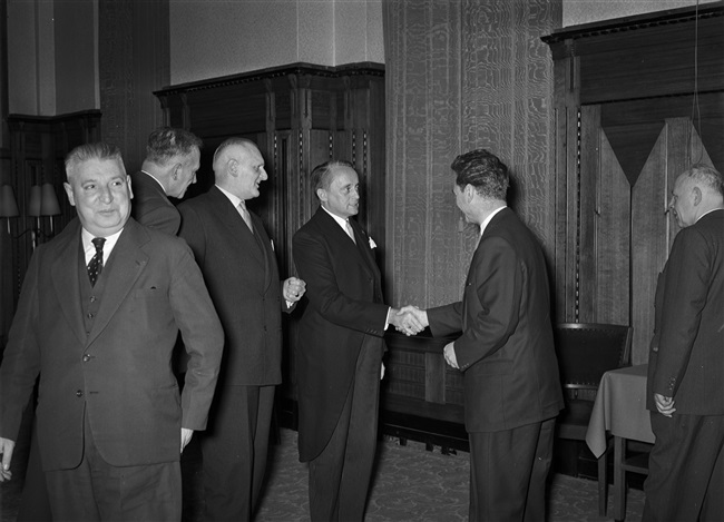 Jan Klaasesz, nieuwe commissaris van de Koningin in Zuid-Holland (midden), maakt kennis met Statenleden, tijdens een kennismakingsreceptie aan het Korte voorhout 1. Naast hem mr. F.A. Helmstrijd, griffier van de Provinciale Staten. Links vooraan gedeputeerde A.C.A. Deerenberg.
