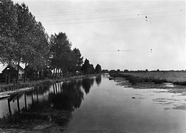 Rivier de Gaag met waarschijnlijk de Rijksstraatweg, 1947