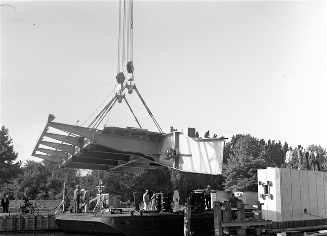 De bovenbouw van de eerste St. Sebastiaansbrug wordt geplaatst.