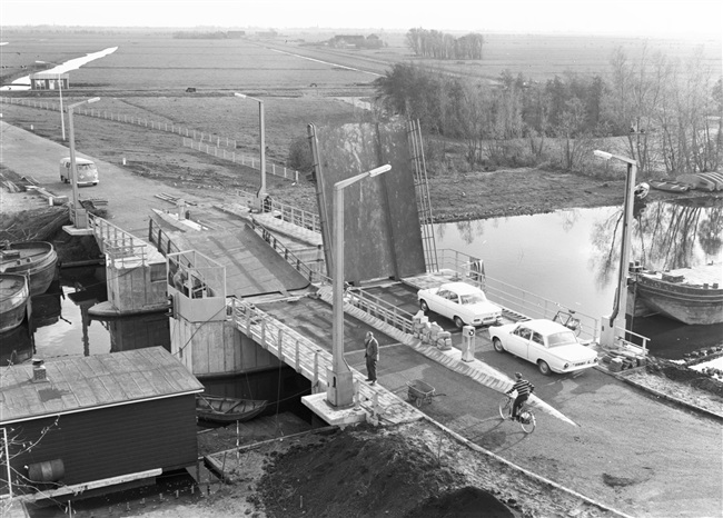 De Doesbrug over de Does