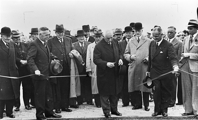 Gedeputeerde Von Fisenne opent Geestbrug in Rijswijk, 1933