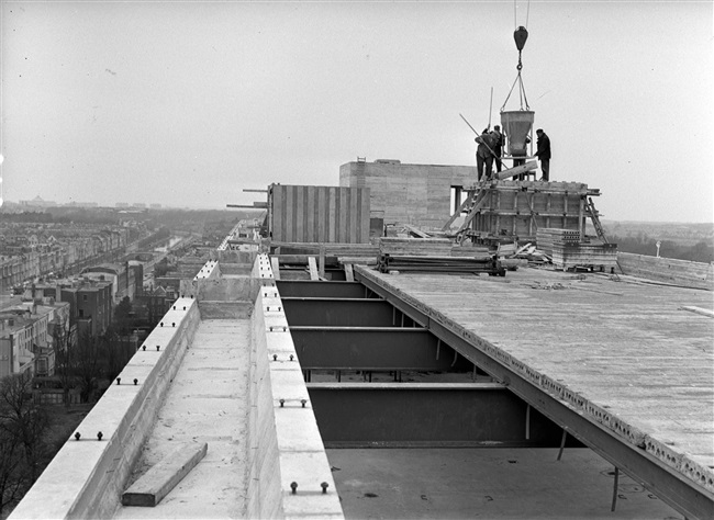 Met een kubel vindt de laatste stort plaats van de hoogbouw van het provinciehuis, aan de Koningskade.
