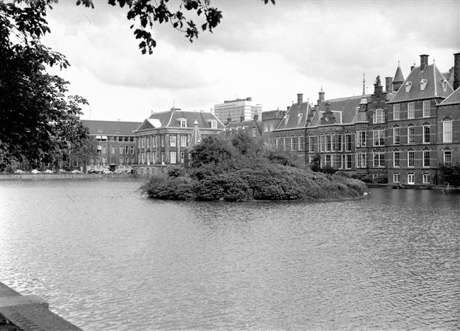 De Lange Vijverberg met het Binnenhof