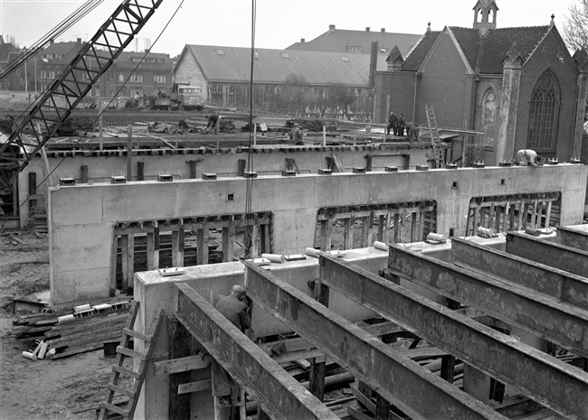 Bouw van de eerste St. Sebastiaansbrug over het Rijn-Schiekanaal.