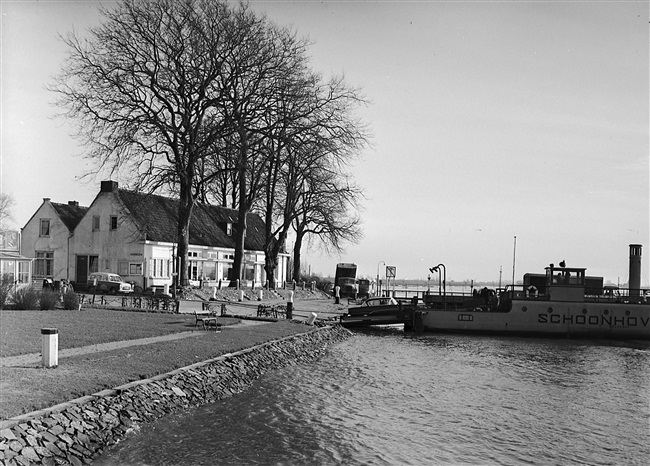 Veerhuis aan de Lek in Schoonhoven, 1958