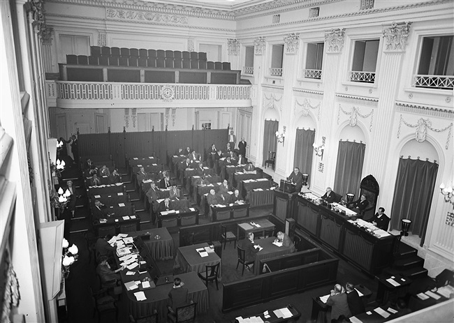 Vergadering van de Provinciale Staten van Zuid-Holland in de vroegere zaal van de Tweede Kamer. Voorzitter is Jan Klaasesz, commissaris van de Koningin.