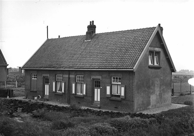 Woningen aan de Kilweg in 's-Gravendeel, 1956