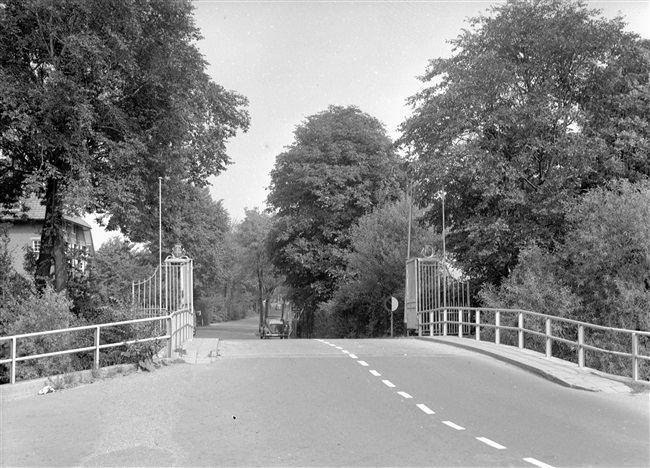 De Warmonderhekbrug met tolhek, 1963