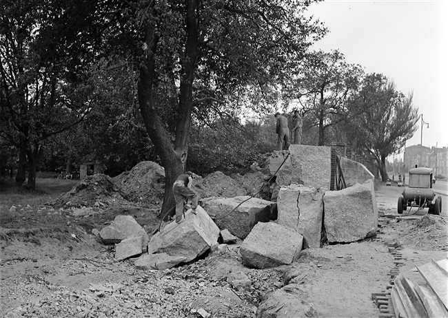 Slopers slopen Duitse anti-tank muur in Den Haag, 1955