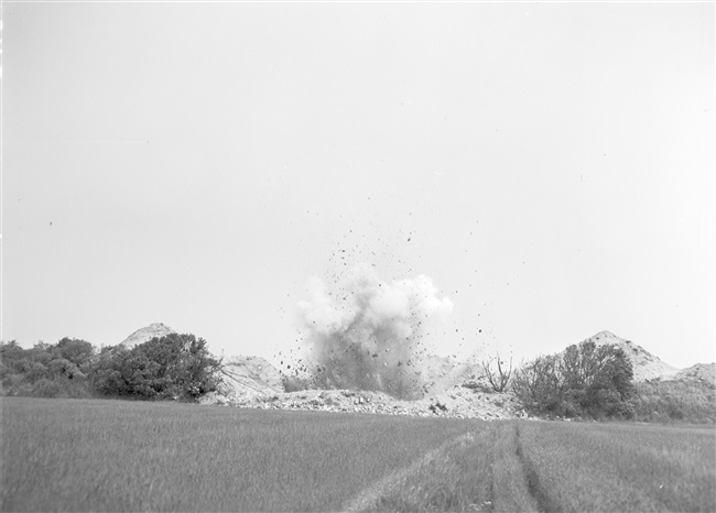 Opruimen van bunkers bij de haven van Goedereede, 1955