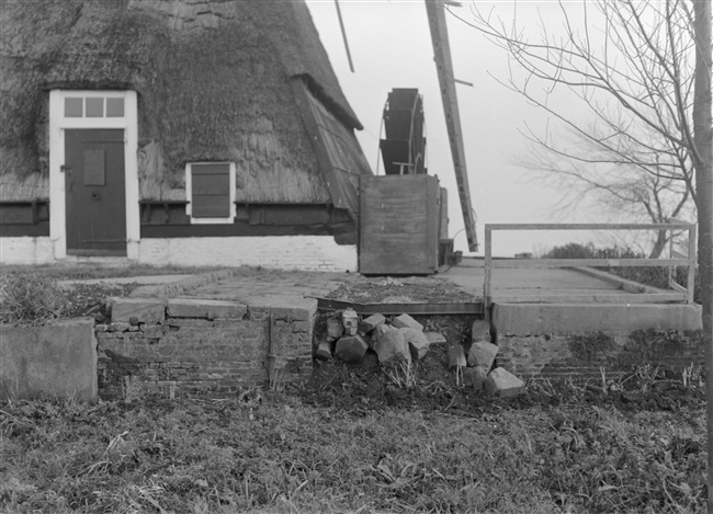 De rietgedekte romp van de wipmolen