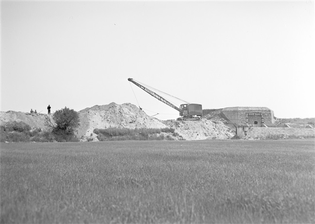 Opruimen van bunkers bij de haven van Goedereede, 1955