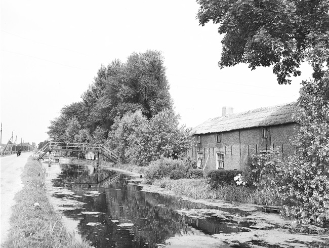 Een boerderij aan de Voorweg langs de Molenvaart