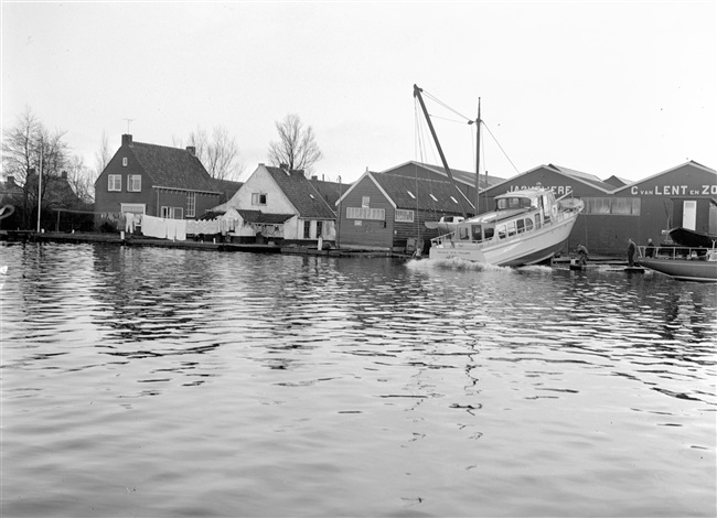 Tewaterlating van de Provincie Zuid-Holland in Kaag, 1961
