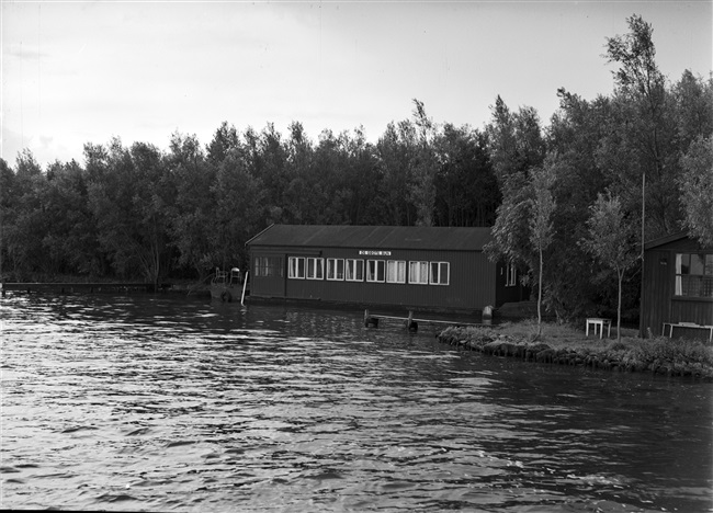 Woonschip 'De Grote Bun' gelegen aan de Kagerplassen