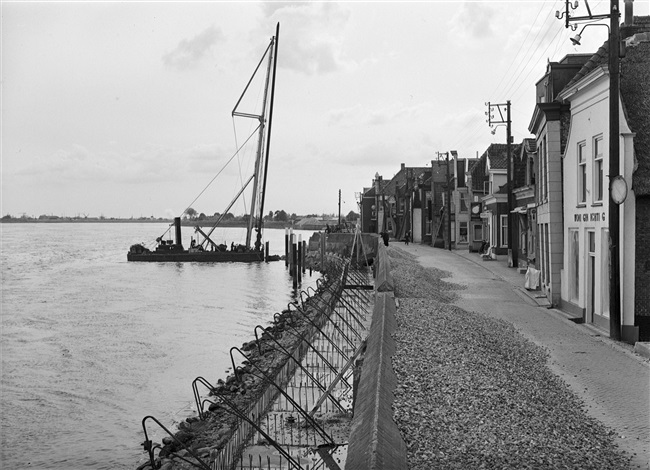 Bouw waterkeringsmuur aan Voorstraat in Lekkerkerk, 1957