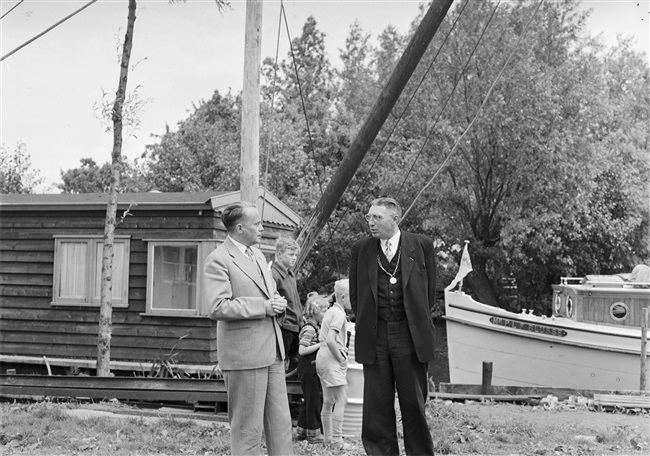 Jan Klaasesz en Martien van der Weijden in Nieuwkoop, 1956