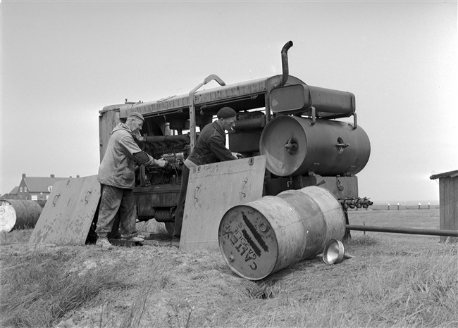 Slopers van bunkers aan het werk bij Goedereede, 1955