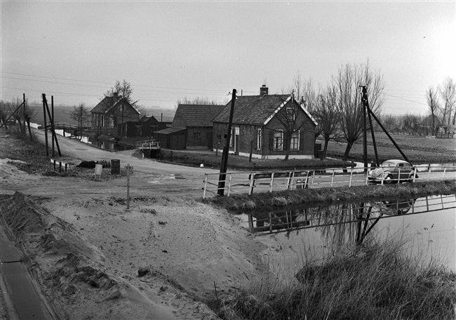 Aanleg van de (drijvende) weg nr. 29 tussen Gouda, Stolwijk en Bergstoepseveer, door de Provinciale Waterstaat in Zuid-Holland.