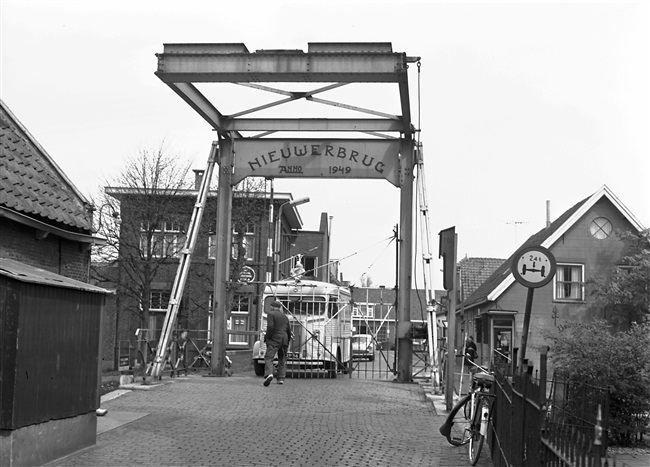 De bruggemeester opent het tolhek op de Tolbrug Nieuwerbrug