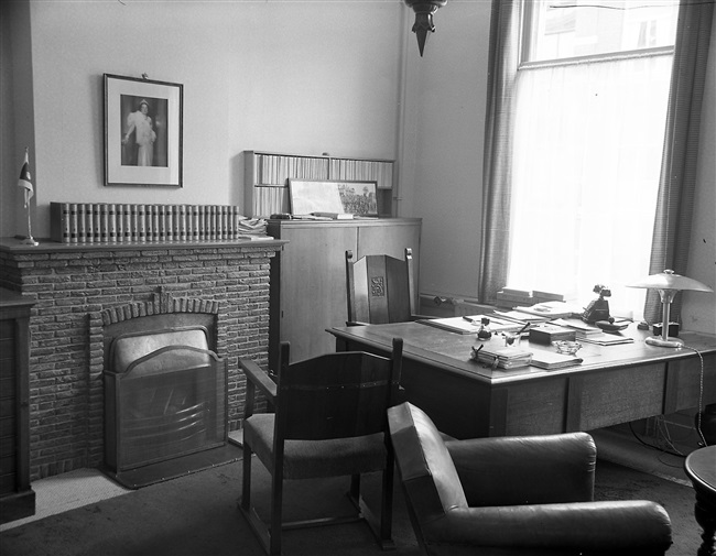 Het kantoor van de directeur-hoofdingenieur van de Provinciale Waterstaat in Zuid-Holland aan de Riouwstraat. De foto is waarschijnlijk gemaakt tussen 1946 en 1952.