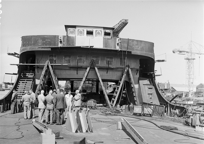 Gedeputeerde A.C.A. Deerenberg bezoekt de Haringvliet, 1957