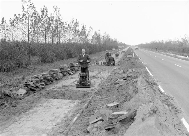 Statenmakers bestraten een nieuw fietspad langs de weg nr. 36