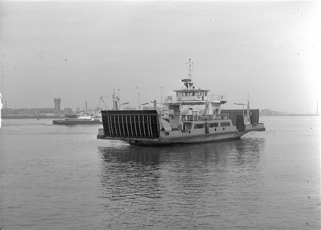 Veerpont De Hoorn vaart bij Maassluis, 1963