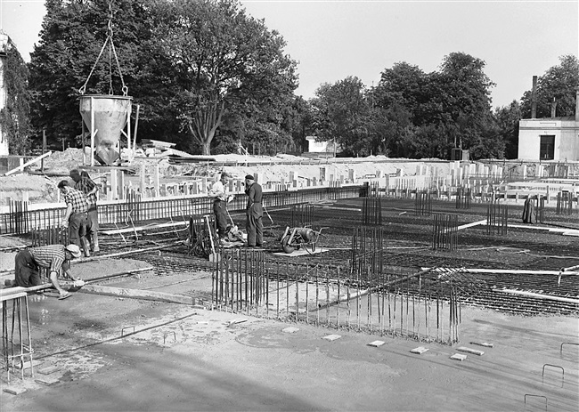 De souterrainvloer wordt gestort van het in aanbouw zijnde provinciehuis.