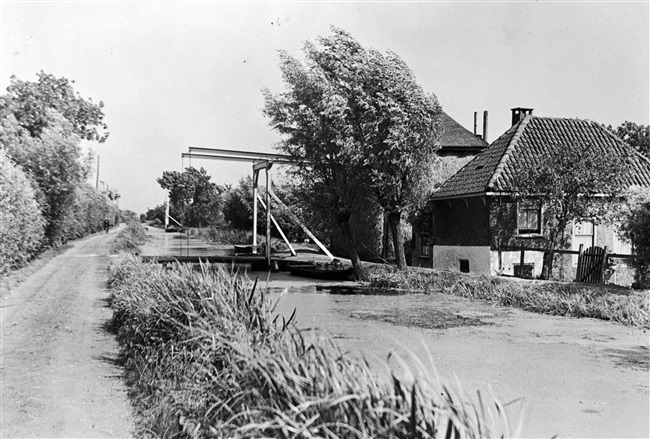 Boerderij aan de Kwakelweg 18 in Maasland, 1947