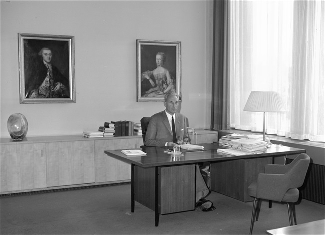 Griffier Zegwaard in zijn werkkamer in Den Haag, 1968