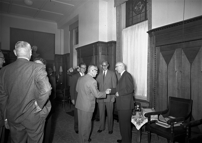 Ambtsjubileum van de heer Ormel, medewerker van de provincie Zuid-Holland, in het gebouw aan het Korte Voorhout 1.