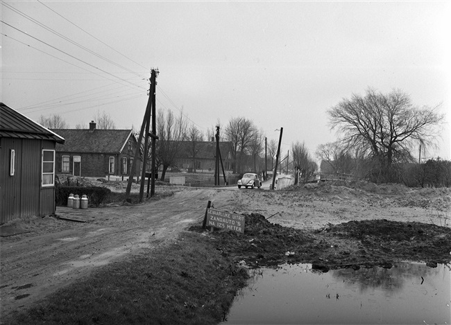 Aanleg van de (drijvende) weg nr. 29 tussen Gouda, Stolwijk en Bergstoepseveer, door de Provinciale Waterstaat in Zuid-Holland.