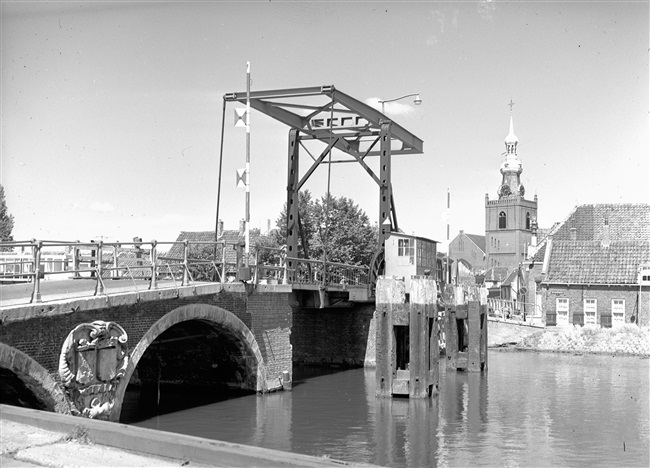 De Hogebrug over de Delfshavense Schie in Overschie