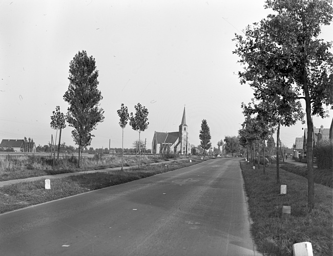 Groene Kruisweg/N492 en Dorpskerk in Poortugaal, 1948