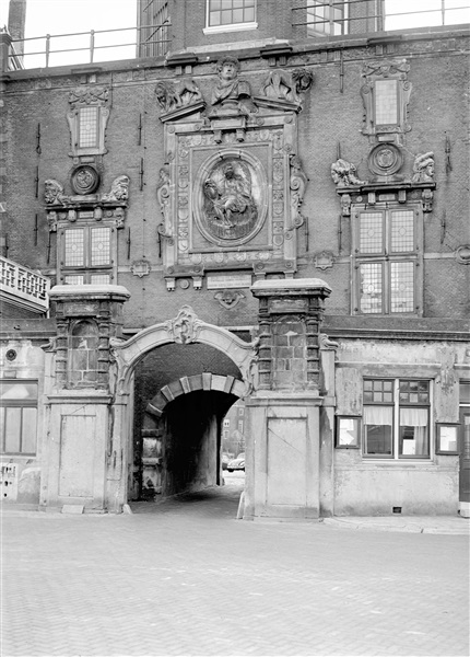 De Groothoofdspoort, een stadspoort van Dordrecht.