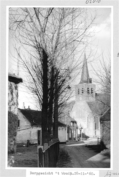 Kerk en woningen aan Het Woudt in ’t Woudt, 1960