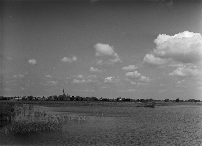 Slikkendam gezien vanaf de Nieuwkoopse Plassen, tijdens een excursie van de Provinciale Staten van Zuid-Holland.