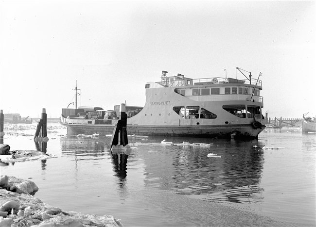 Veerboot Haringvliet bij Middelharnis, 1963