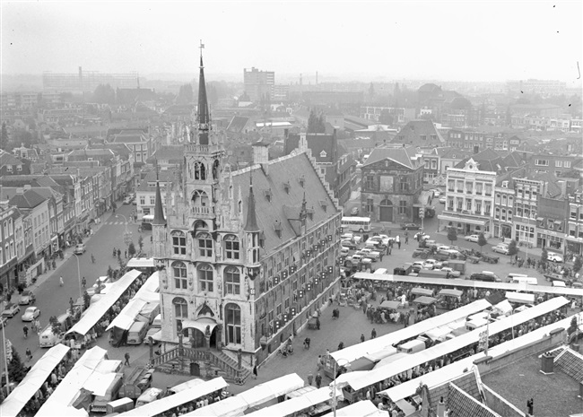 Het stadhuis op de Markt