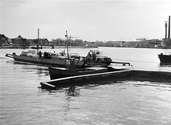 Veerpont met passagiers op de Hollandsche IJssel, 1958