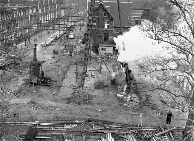 Heiwerkzaamheden voor de bouw van de eerste St. Sebastiaansbrug.